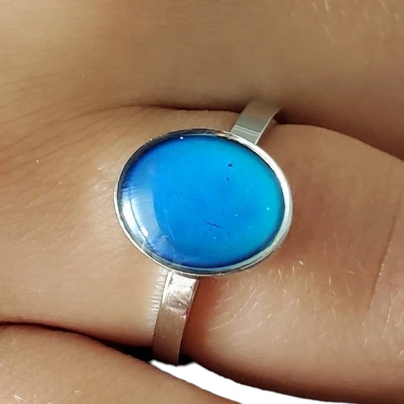 NWT Silver Mood Ring size 7 — color changing stone - blue green red purple lime - Picture 1 of 9